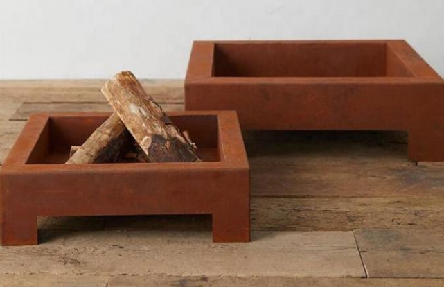 Heizungshölzernes brennendes Stahlfeuer im Freien Pit Table quadrat Corten