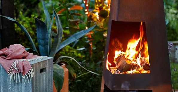Hölzerner brennender Rost, der Feuer-Pyramide Stahlobelisk Chiminea im Freien verwittert