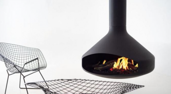 Hölzerne brennende Stahlofen-Decke angebrachter verschobener Kamin