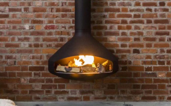 Hölzerne brennende Stahlofen-Decke angebrachter verschobener Kamin