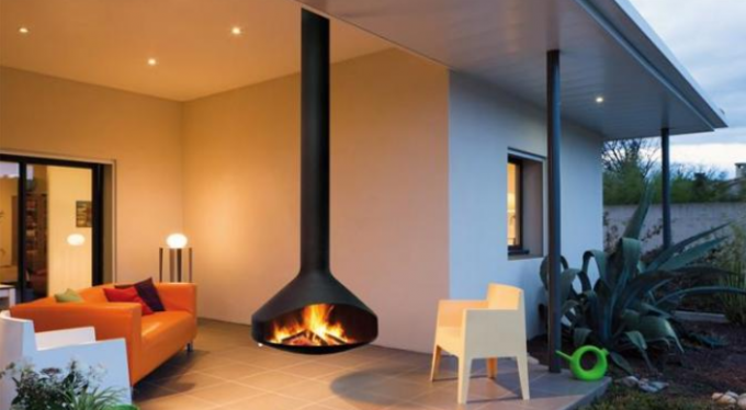 Hölzerne brennende Stahlofen-Decke angebrachter verschobener Kamin