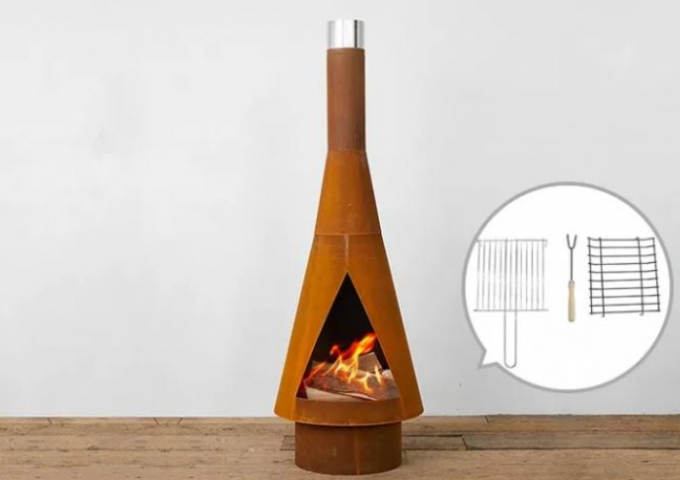 Hölzerner brennender Kamin im Freien rustikaler winkliger StahlObelisk Chiminea Corten