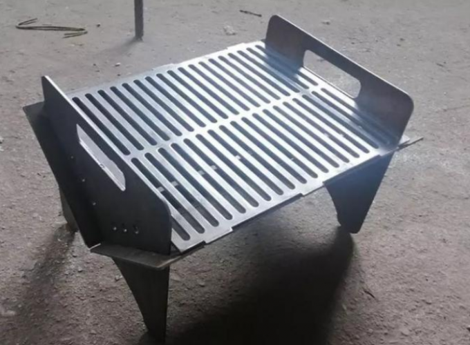 Hölzernes brennendes faltbares kampierendes Stahlfeuer im Freien Pit Barbecue Charcoal Grill
