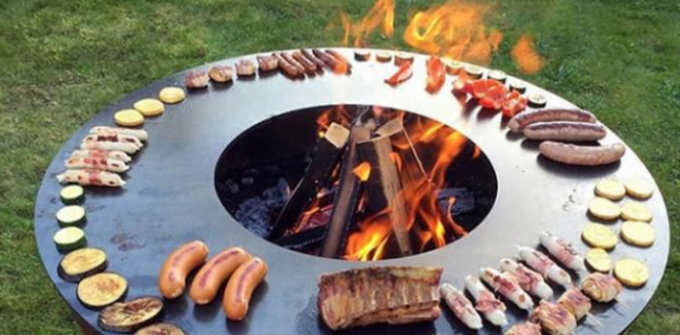 Hölzerner brennender Kegel, der kochenden Stahlgrill im Freien für kampierenden Grill verwittert