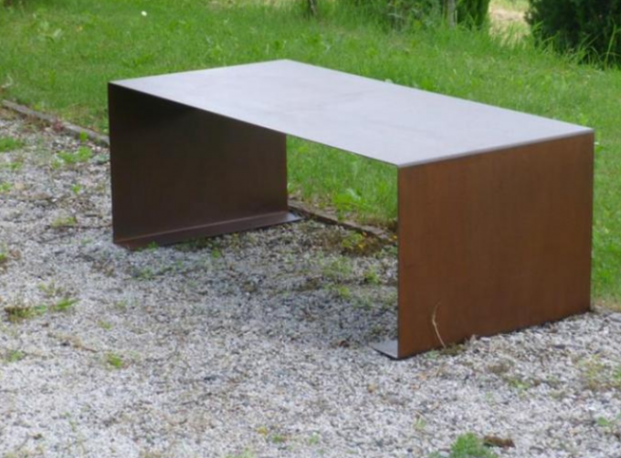 Stahlbank und unbedeutende Entwurfs-Patio-Innenmöbel im Freien Corten