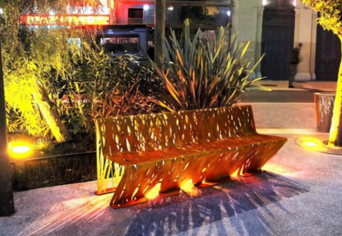 Natürliche verrostete Stahltabelle geometrische Metallmöbel Corten im Freien mit Bank-Satz