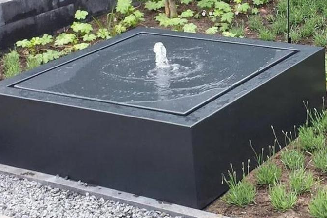 Schwarzer Oberflächenpool-Brunnen-Kohlenstoffstahl-Wasser-Eigenschaft im Freien für Garten