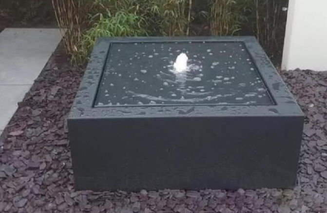 Schwarzer Oberflächenpool-Brunnen-Kohlenstoffstahl-Wasser-Eigenschaft im Freien für Garten
