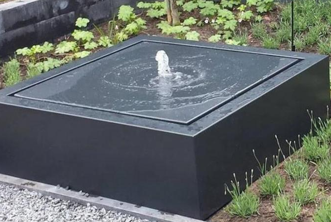 Schwarzer Oberflächenpool-Brunnen-Kohlenstoffstahl-Wasser-Eigenschaft im Freien für Garten