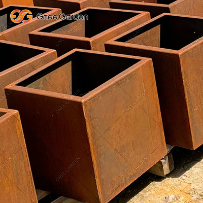 Packt rustikaler Metallstahlpflanzer Quadrat Corten Laser-Ausschnitt ein