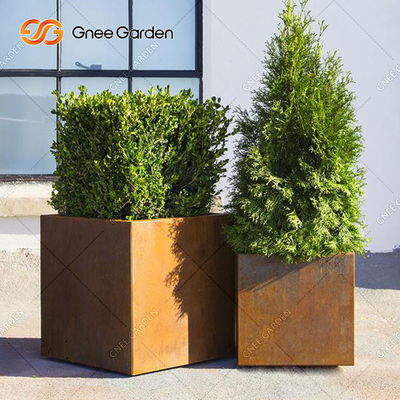 Packt rustikaler Metallstahlpflanzer Quadrat Corten Laser-Ausschnitt ein