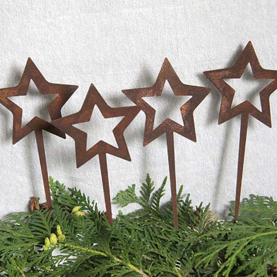 Sternförmiger verwitternder Stahlmetallgarten verziert Weihnachtsdekoration