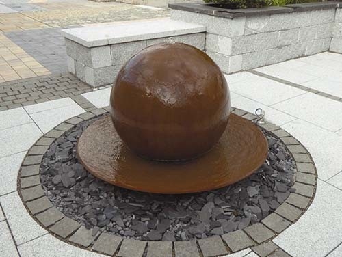 Rusty Corten Steel Garden Fountain-Ball-im Freien geformter Wasserfall