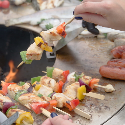 Cortenstahl-Feuerstelle im Freien, Stahl-BBQ-Grill, der für Camping-Picknick brennt