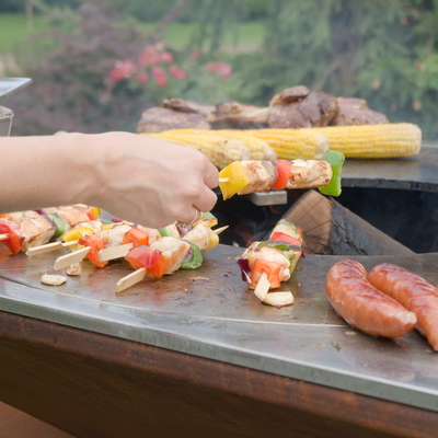 Cortenstahl-Feuerstelle im Freien, Stahl-BBQ-Grill, der für Camping-Picknick brennt