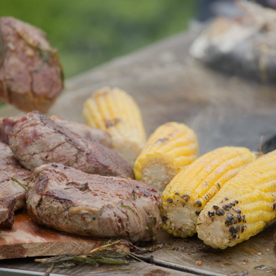 Cortenstahl-Feuerstelle im Freien, Stahl-BBQ-Grill, der für Camping-Picknick brennt