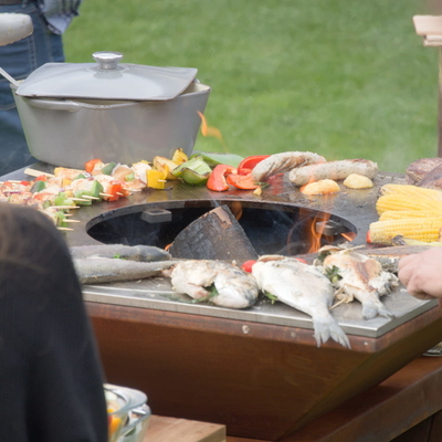 Vorverrostete Feuerstelle aus Cortenstahl zum Grillen im Freien