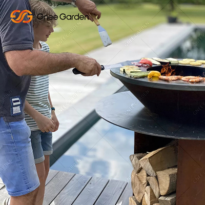 Hölzerner brennender Stahlgrill Corten grillt für Grill-Partei im Freien