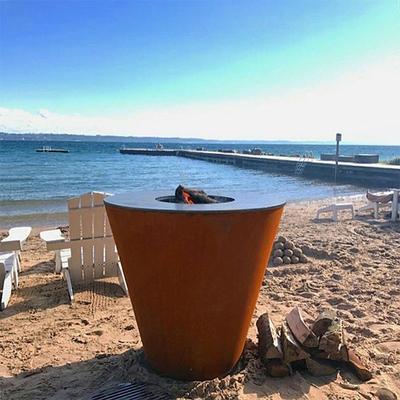 Brennholz, das Stahlherdplatte-Grill Corten im Freien für das Garten-Kampieren brennt