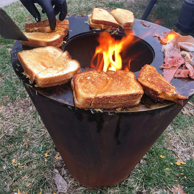 Brennholz, das Stahlherdplatte-Grill Corten im Freien für das Garten-Kampieren brennt