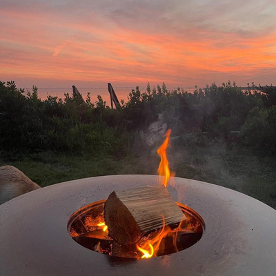 Holzkohle-Barbeque-Grill im Freien aus Corten-Stahl-Feuerstelle BBQ mit Kochgrill