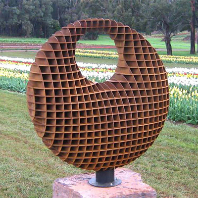 Gestaltet großer Metallstahlgarten Corten mit dreidimensionaler Kugel-Form