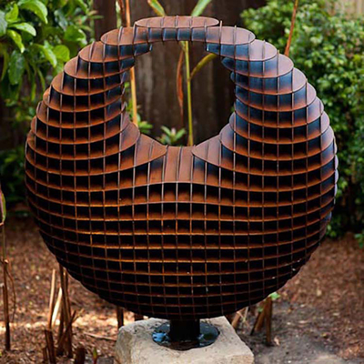Gestaltet großer Metallstahlgarten Corten mit dreidimensionaler Kugel-Form
