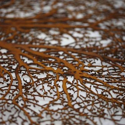 Corten-Stahl verrostete lebensechter Metallbaum im Freien gestalten dekoratives