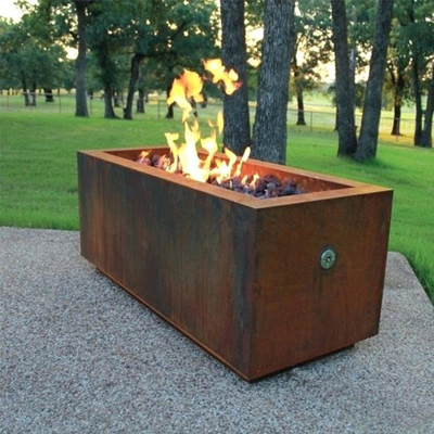Freistehendes Holz, das Stahlfeuer Pit Rectangular Corten brennt