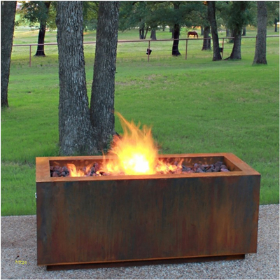Freistehendes Holz, das Stahlfeuer Pit Rectangular Corten brennt