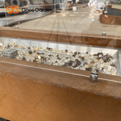 Freistehendes Holz, das Stahlfeuer Pit Rectangular Corten brennt