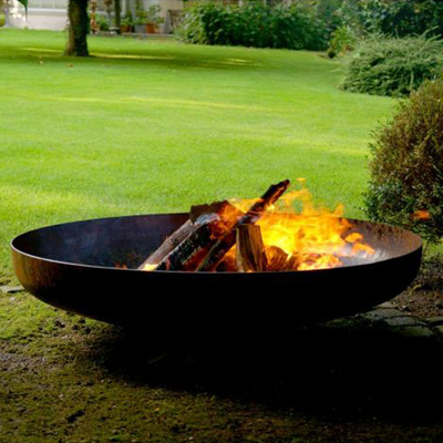 Hölzernes brennendes Stahlfeuer im Freien Pit Garden Camping Design Corten