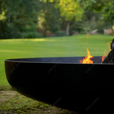Hölzernes brennendes Stahlfeuer im Freien Pit Garden Camping Design Corten
