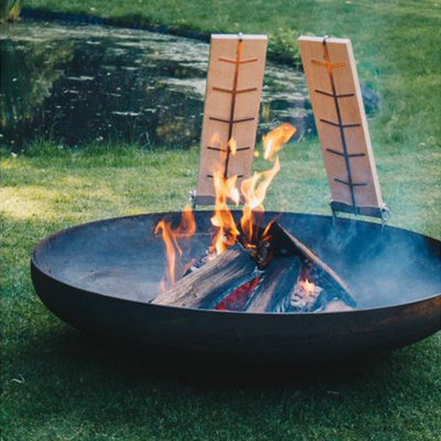 Hölzernes brennendes Stahlfeuer im Freien Pit Garden Camping Design Corten