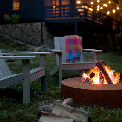 Decprative-Rundholz, das Stahlfeuer Pit Bowl Corten 70cm brennt
