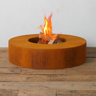 Decprative-Rundholz, das Stahlfeuer Pit Bowl Corten 70cm brennt