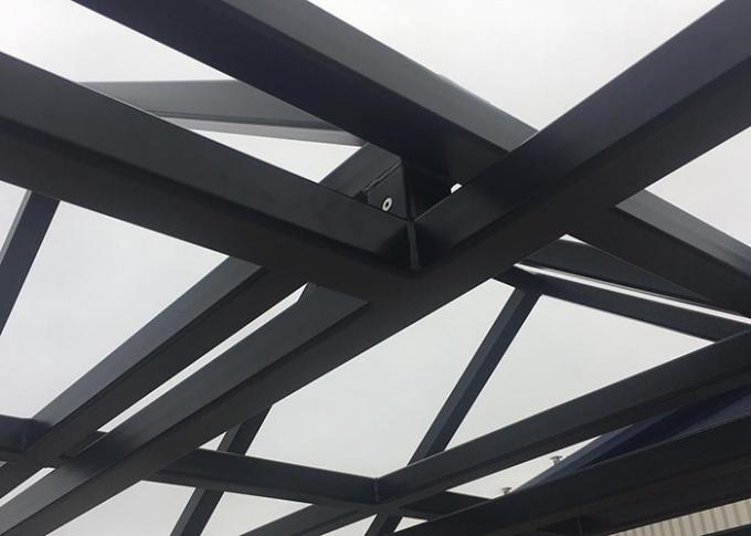 Schwarze überzogene Garten-Pergola
