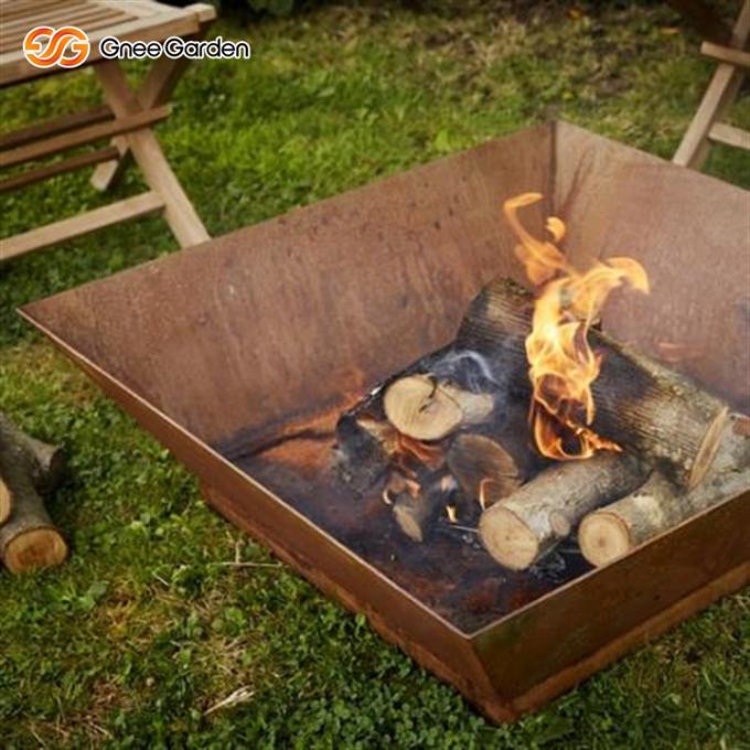 Großes Garten Corten-Stahl Firepit-Holz im Freien, welches das Kampieren brennt