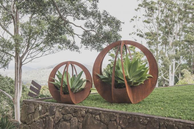 Bestellte großer Pflanzer-Topf-langer Blumen-Topf-rechteckiger Pflanzer-Kasten-unregelmäßigen Metallpflanzer im Freien voraus